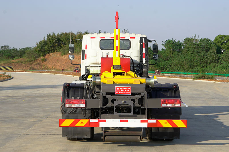 福田小三轴4缸套臂垃圾车 20方